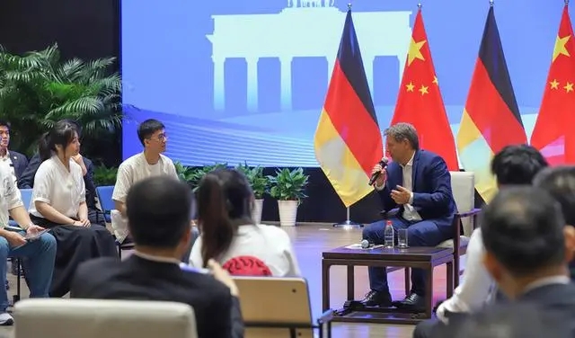 德国副总理率代表团访问浙江大学