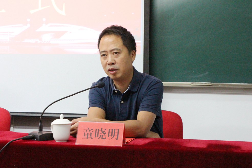 童晓明代表浙江大学继续教育学院和全国干部教育培训浙江大学基地对